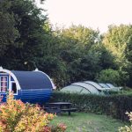 Campingfass mit Bank in der Natur