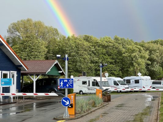 Einfahrt ostseequelle.camp mit Regenbogen