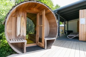 Unsere Sauna mit Waldpanoramascheibe, Ruhebereich direkt am Bach und viel Vogelgezwitscher